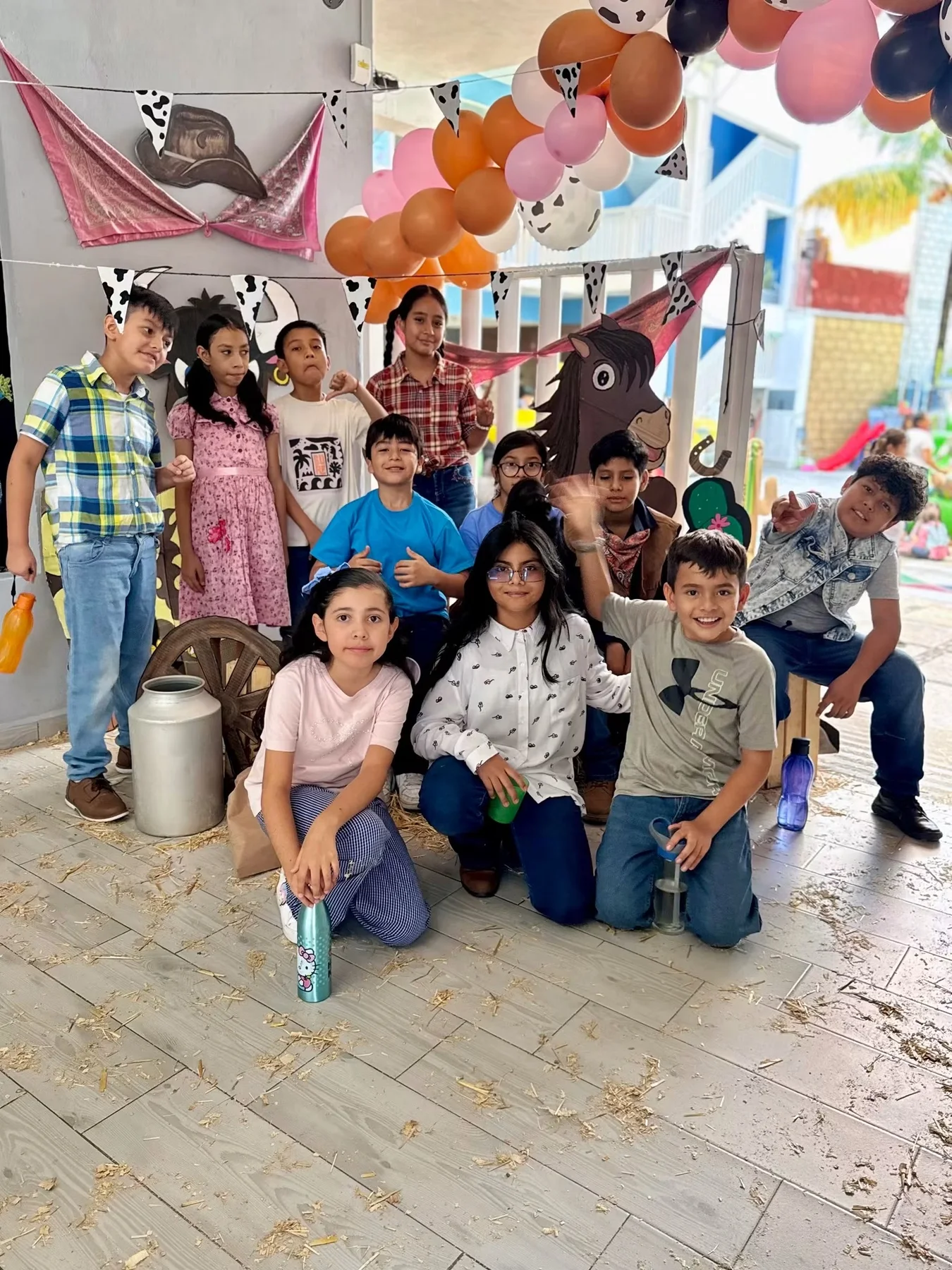 Alumnos de Colegio Castelo participando en actividad grupal